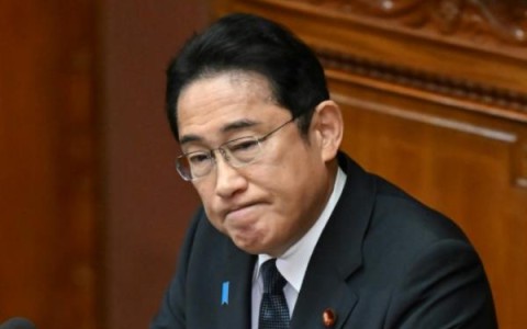 岸田文雄推出17万亿日元经济刺激方案以应对民意支持率骤降